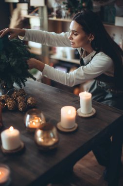 Bir kadın kendi elleriyle Noel ağacı yapar. Yüksek kalite fotoğraf
