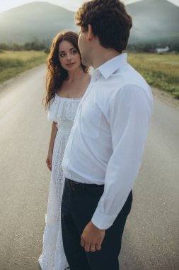 Mutlu bir çift. Düğün fotoğrafı. Birbirine aşık bir çift. Gelin ve damat. Yüksek kalite fotoğraf