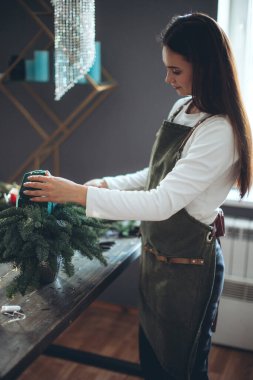 Bir kadın kendi elleriyle Noel ağacı yapar. Yüksek kalite fotoğraf