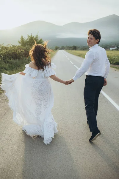 Ett Lyckligt Par Bröllopsfoto Ett Par Förälskade Brud Och Brudgum — Stockfoto