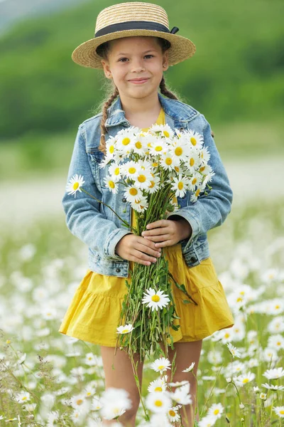 Szczęśliwa Dziewczyna Polu Kwiatami Wysokiej Jakości Zdjęcie — Zdjęcie stockowe