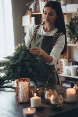 Bir kadın kendi elleriyle Noel ağacı yapar. Yüksek kalite fotoğraf