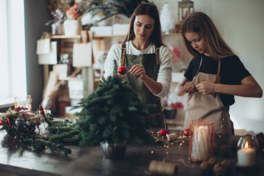 Bir kadın kendi elleriyle Noel ağacı yapar. Yüksek kalite fotoğraf
