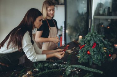 Bir kadın kendi elleriyle Noel ağacı yapar. Yüksek kalite fotoğraf
