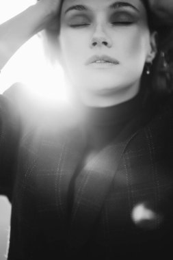 Güzel kadın. Modaya uygun bir kadının siyah beyaz fotoğrafı. Yüksek kalite fotoğraf