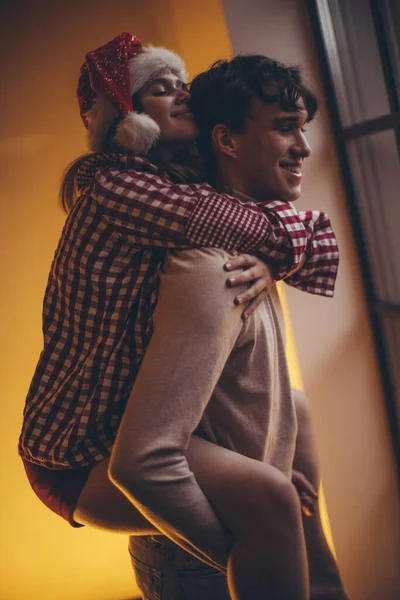 Casal Romântico Apaixonado Sentir Felicidade Seu Romance Passar Natal Juntos — Fotografia de Stock