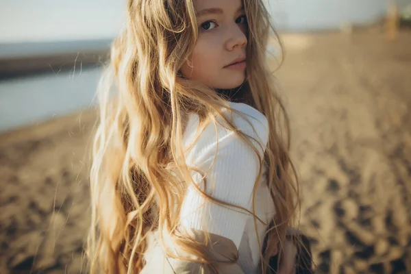美丽的小女孩日落时在海边 高质量的照片 — 图库照片