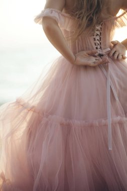 Uzun bir gece elbisesi içinde güzel bir genç kadın. Yüksek kalite fotoğraf