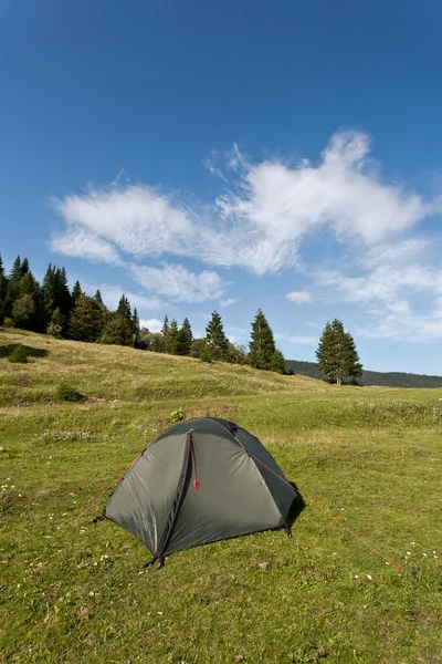 Tent on the meadow. — Stock Photo, Image