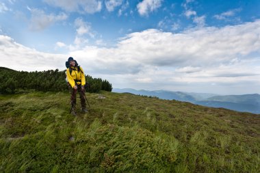 mutlu uzun yürüyüşe çıkan kimse.
