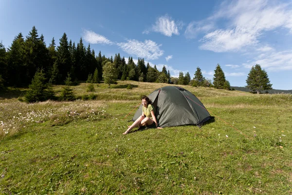 Menina está relaxando nas montanhas . — Fotografia de Stock