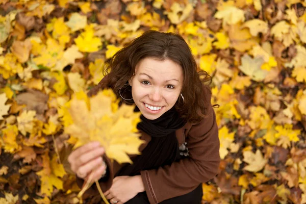 Happy herfst meisje. — Stockfoto