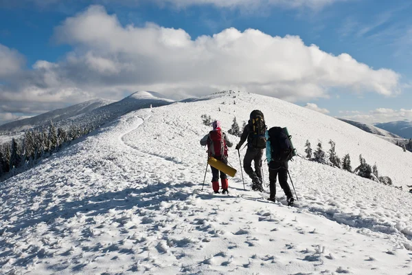 冬の山でのハイキングします。. — ストック写真