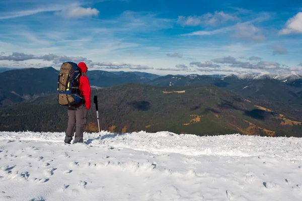 Wandelen in de winter mountain. — Stockfoto