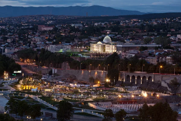 Vista notturna di Tbilisi . — Foto Stock
