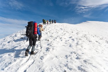 Kış dağda yürüyüş.