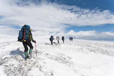 Kış dağda yürüyüş.