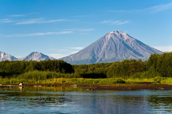 Kamçatka üzerine volkan koryaksy ve nehir avacha. — Stok fotoğraf