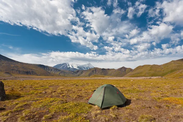 Tenda nas montanhas. — Fotografia de Stock