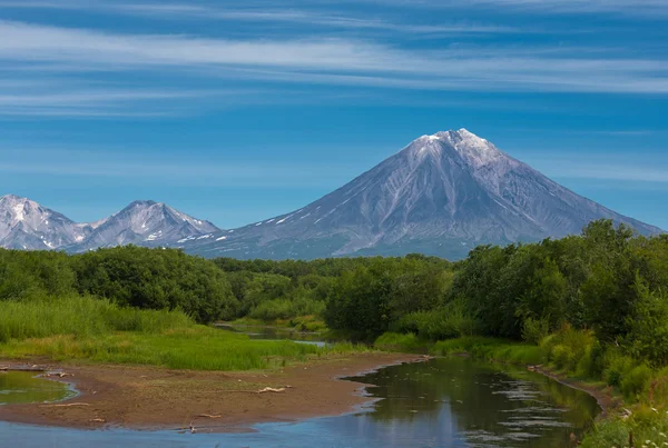 Vulcano Koryaksy e fiume Avacha su Kamchatka . — Foto Stock