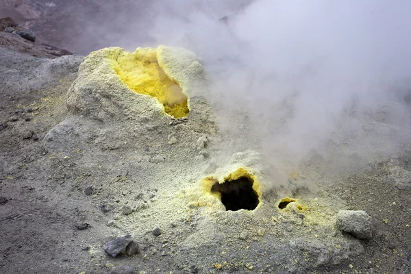 Fumarole de soufre dans un cratère volcanique actif — Photo