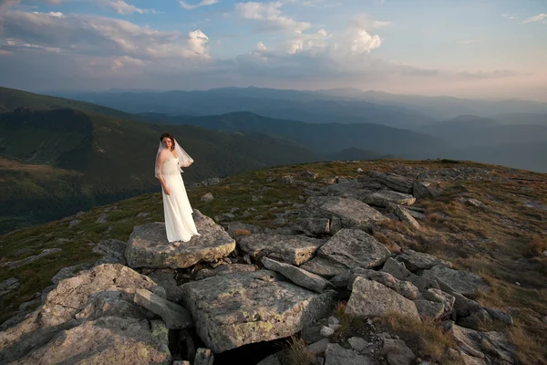 Bride in mountains. — Stock Photo, Image