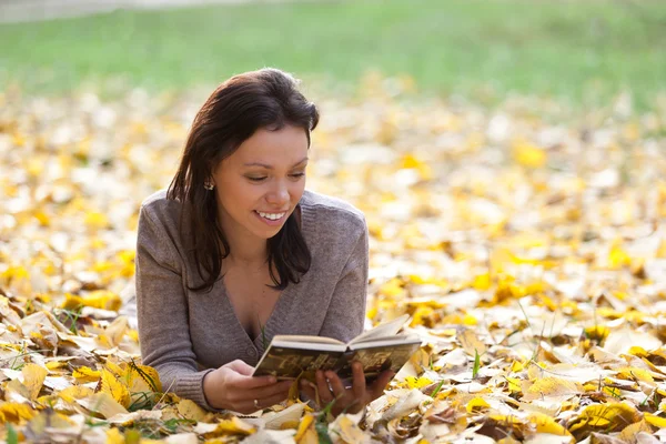 Cute girl with autumn background. — Stock Photo, Image