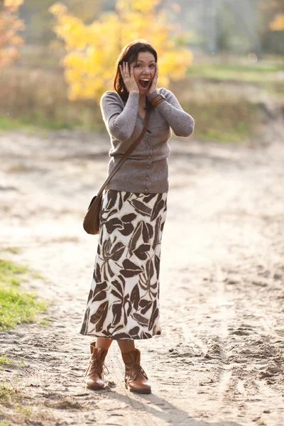 Leuk meisje met herfst achtergrond. — Stockfoto