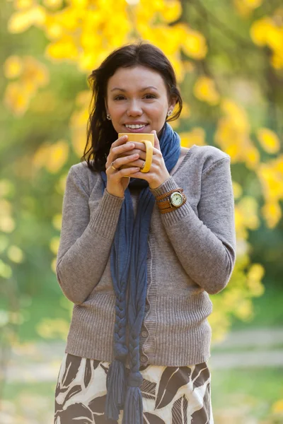 Niedliches Mädchen mit Herbst Hintergrund. — Stockfoto