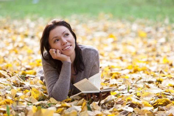 Söt flicka med höstens bakgrund. — Stockfoto