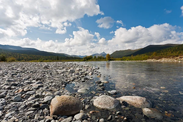 Paesaggio selvaggio nelle montagne degli Urali . — Foto Stock