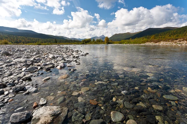 Paesaggio selvaggio nelle montagne degli Urali . — Foto Stock