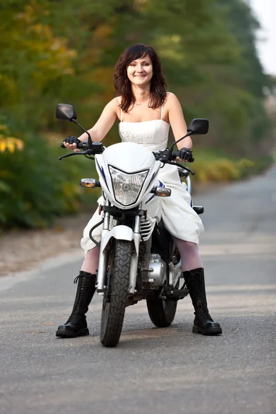 Panna młoda na motocykl. — Zdjęcie stockowe