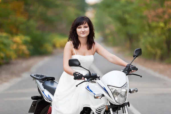 Невеста на мотоцикле . — стоковое фото