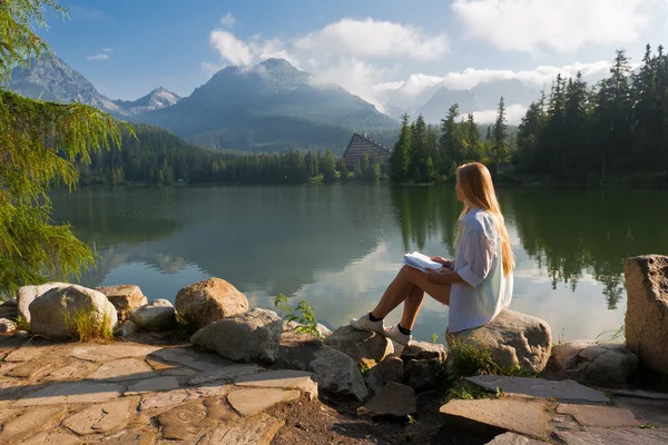 gölet yakınındaki kız.