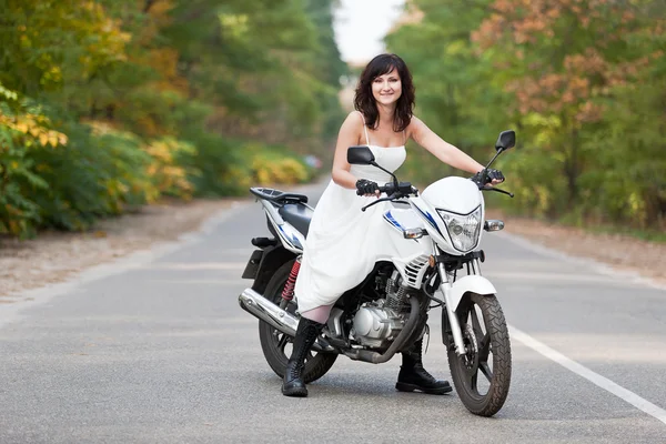 Nevěsta na motocyklu. — Stock fotografie