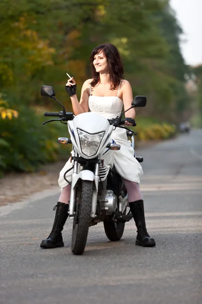 Bruid op motorfiets. — Stockfoto