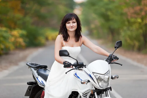 Невеста на мотоцикле . — стоковое фото