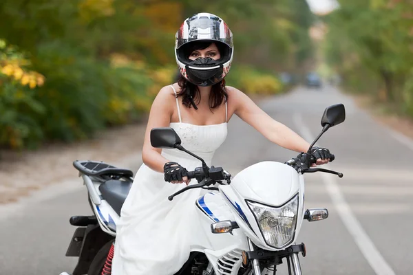 Bruid op motorfiets. — Stockfoto