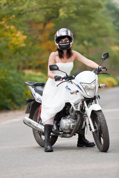 Novia en motocicleta . — Foto de Stock