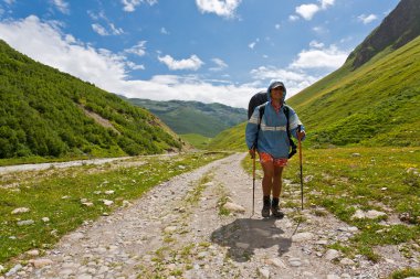 mutlu uzun yürüyüşe çıkan kimse.