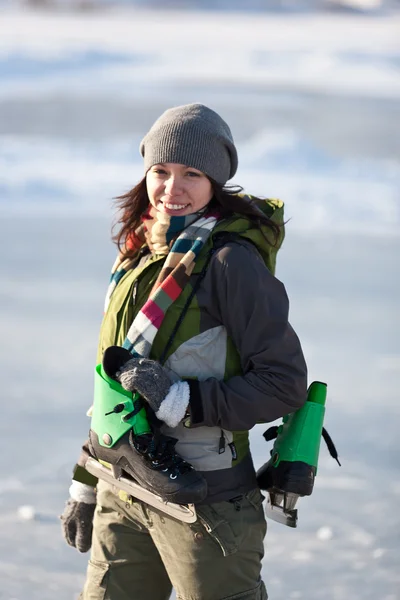 Meisje met schaatsen. — Stockfoto