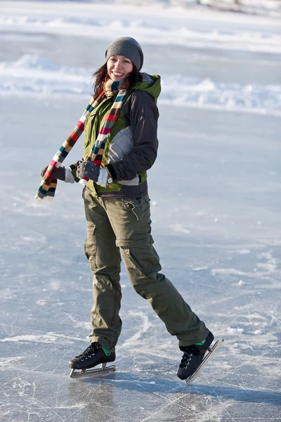 Meisje met schaatsen. — Stockfoto