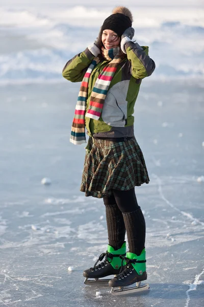 Meisje met schaatsen. — Stockfoto