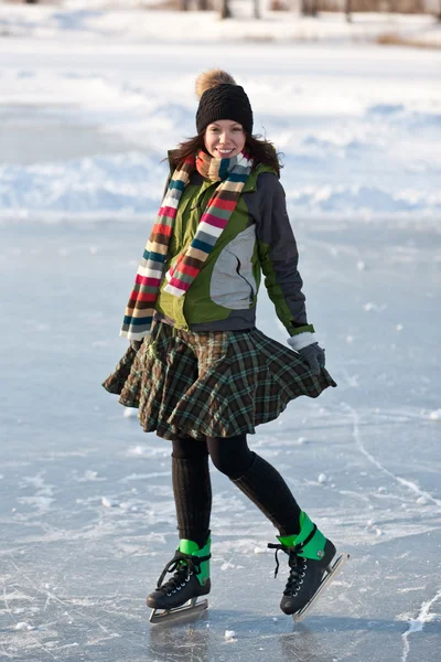 Meisje met schaatsen. — Stockfoto