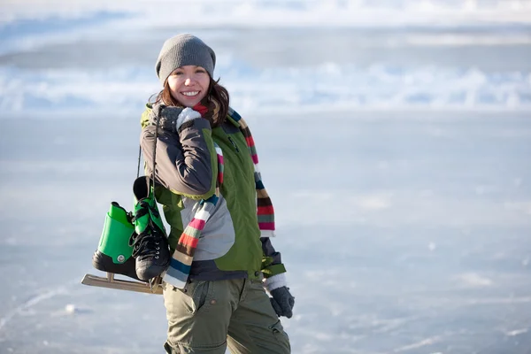 Meisje met schaatsen. — Stockfoto