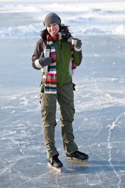 Meisje met schaatsen. — Stockfoto