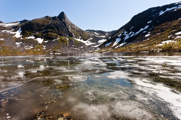 Estanque congelado en la isla de Senja . — Foto de Stock