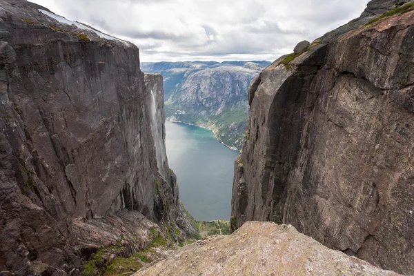 Kjeragbolten em Noruega . — Fotografia de Stock