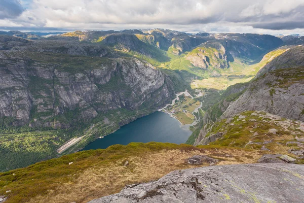 Kjeragbolten em Noruega . — Fotografia de Stock